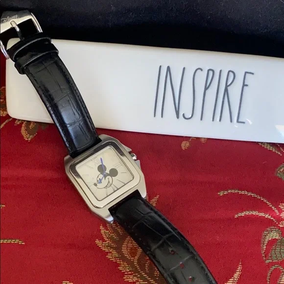 Conversation starter in Silver hardware, shareholders Mickey watch? Vintage Men main image 3